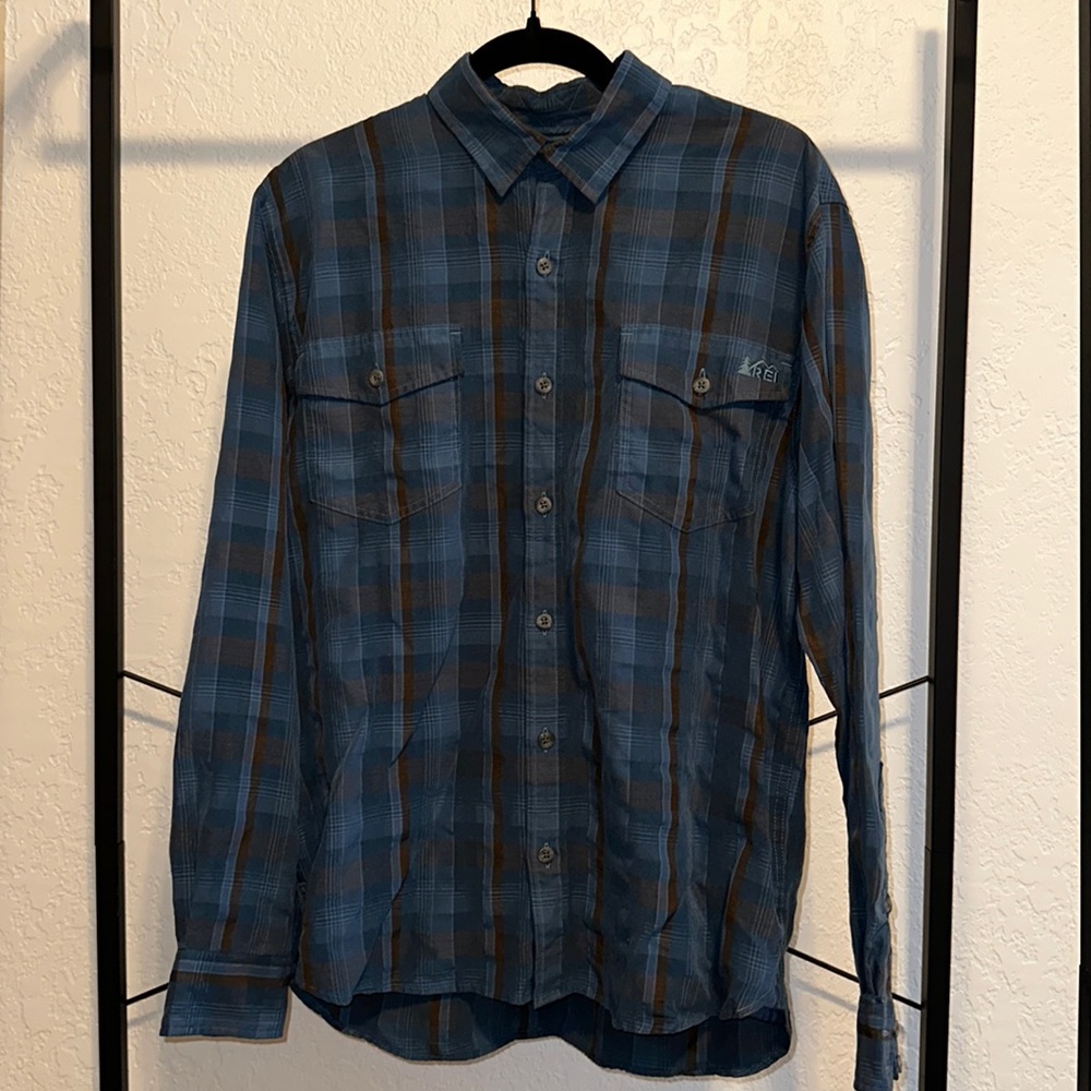 Men’s Medium REI blue long sleeve button-up